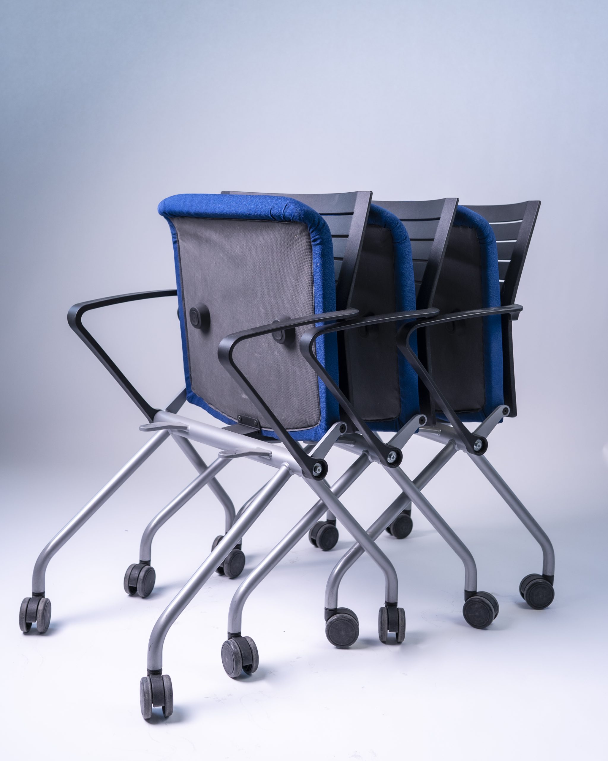 Steelcase “Number One”, Klappstuhl mit Rollen, Silbergrau/Blau/Schwarz › SELLAMENSA. Shop