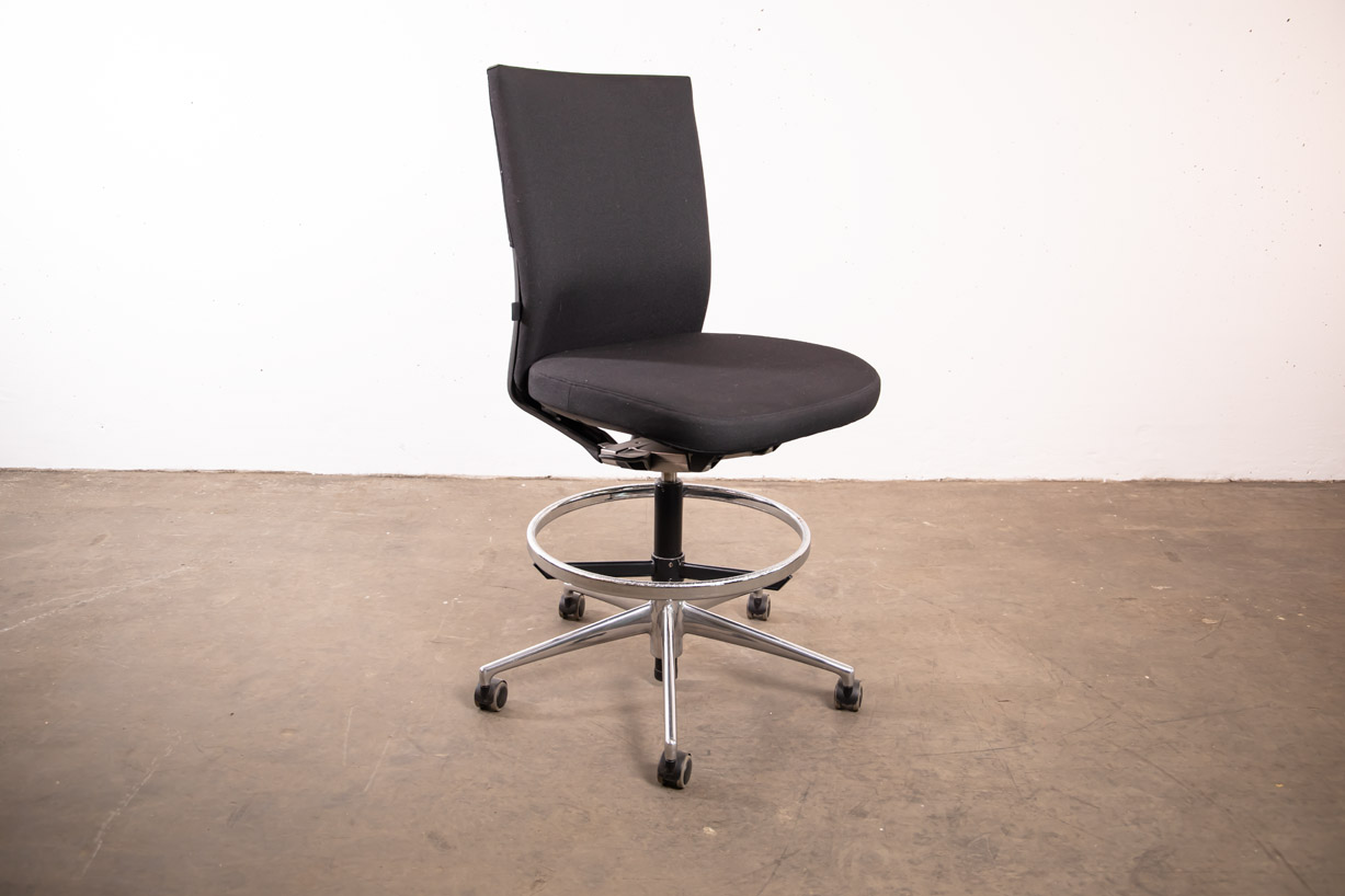 Vitra “Axess”, Counterstuhl, Schwarz › SELLAMENSA. Shop