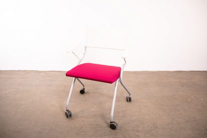 Sedus "flip flap", Klappstuhl mit Armlehnen und Rollen, Silbergrau matt/Weiß/Lila