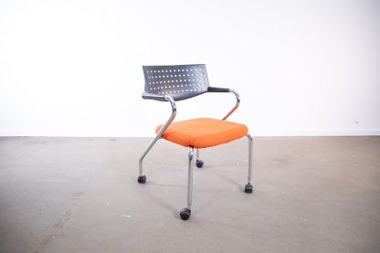 Vitra "Vis a vis Step", mit Rollen, Chrom/Orange/Schwarz – Bild 3