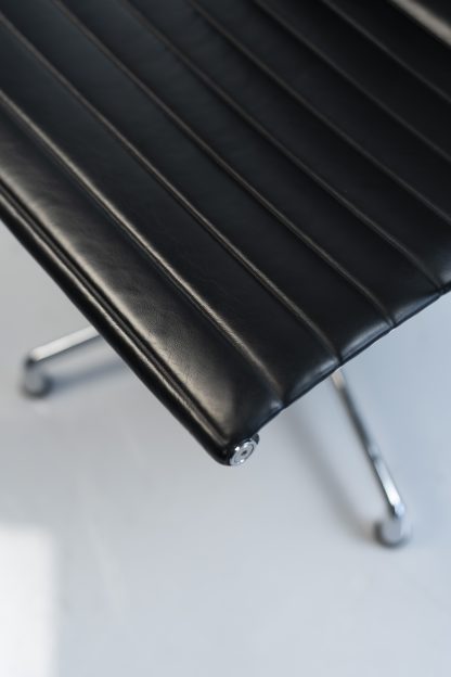 Vitra "EA 107", Konferenzstuhl, Leder, Chrom/Schwarz – Bild 2