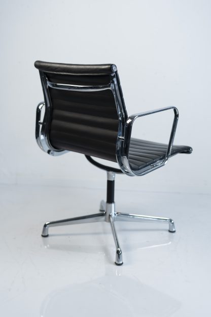 Vitra "EA 107", Konferenzstuhl, Leder, Chrom/Schwarz – Bild 3