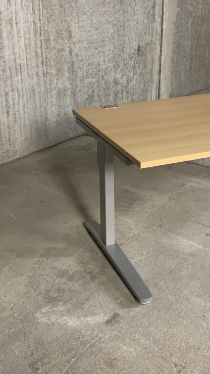 König + Neurath – elektrisch höhenverstellbarer Schreibtisch, C-Fuß, 200 x 80 cm, Buche – Bild 2