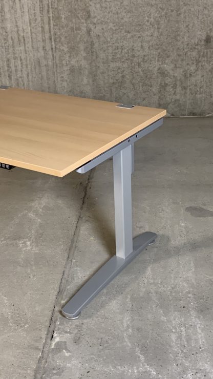 König + Neurath – elektrisch höhenverstellbarer Schreibtisch, C-Fuß, 200 x 80 cm, Buche – Bild 4