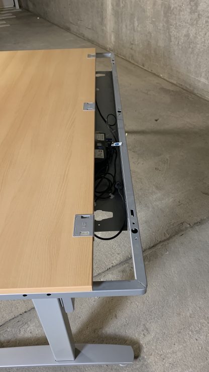 König + Neurath – elektrisch höhenverstellbarer Schreibtisch, C-Fuß, 200 x 80 cm, Buche – Bild 6