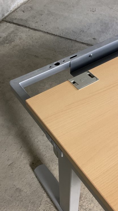 König + Neurath – elektrisch höhenverstellbarer Schreibtisch, C-Fuß, 200 x 80 cm, Buche – Bild 7