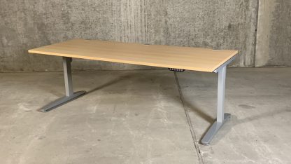 König + Neurath – elektrisch höhenverstellbarer Schreibtisch, C-Fuß, 200 x 80 cm, Buche
