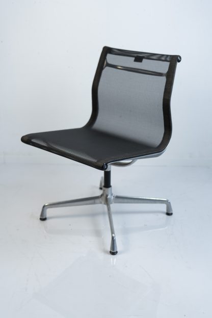 Vitra "EA 105", Konferenzstuhl, nicht drehbar, Netz, Chrom/Schwarz