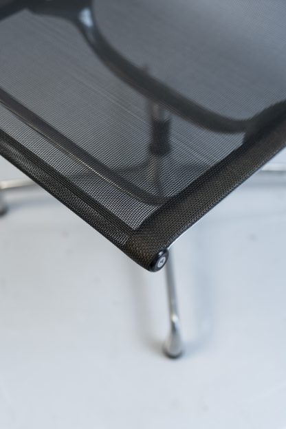 Vitra "EA 105", Konferenzstuhl, nicht drehbar, Netz, Chrom/Schwarz – Bild 2