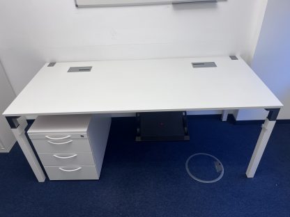 Schreibtisch Kalidro MHV mit Kabelauslass - Steelcase – Bild 2