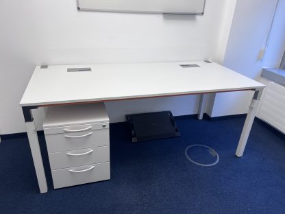 Schreibtisch Kalidro MHV mit Kabelauslass - Steelcase